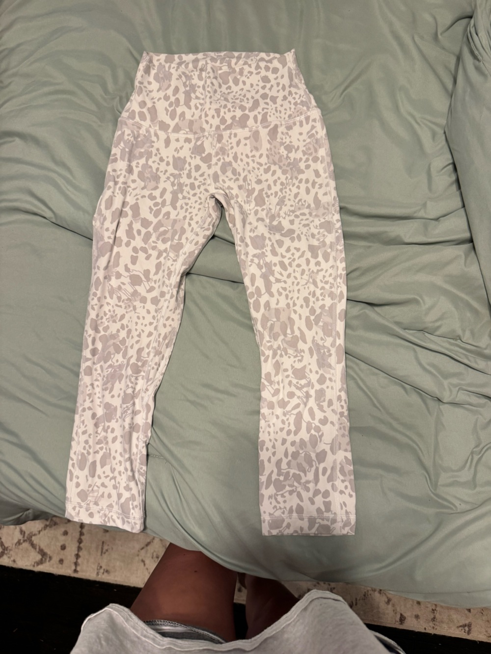 lululemon athletica white and light gray patterned kids leggings